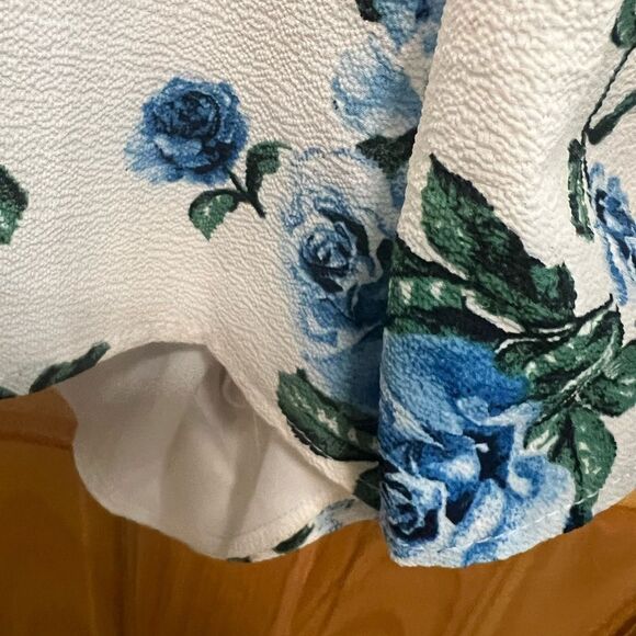 Gorgeous Altar’d State size S blue floral romper - Picture 6 of 9